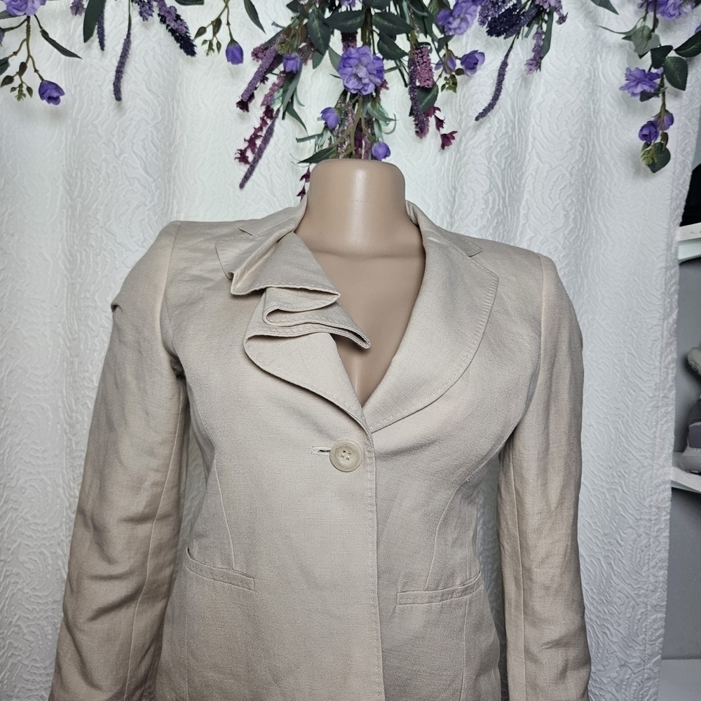 Anne Klein Cream Blazer with Notched Lapel and Tailored Fit